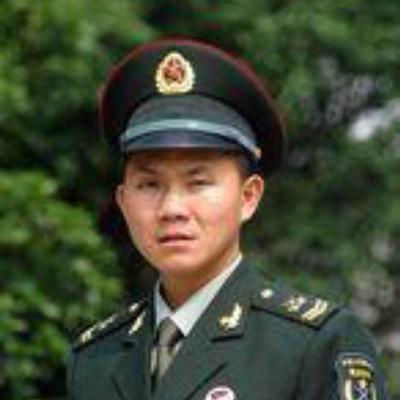 2001年，从成都开往武昌的一辆火车上突然出现了76个持械歹徒。当时车上只有23