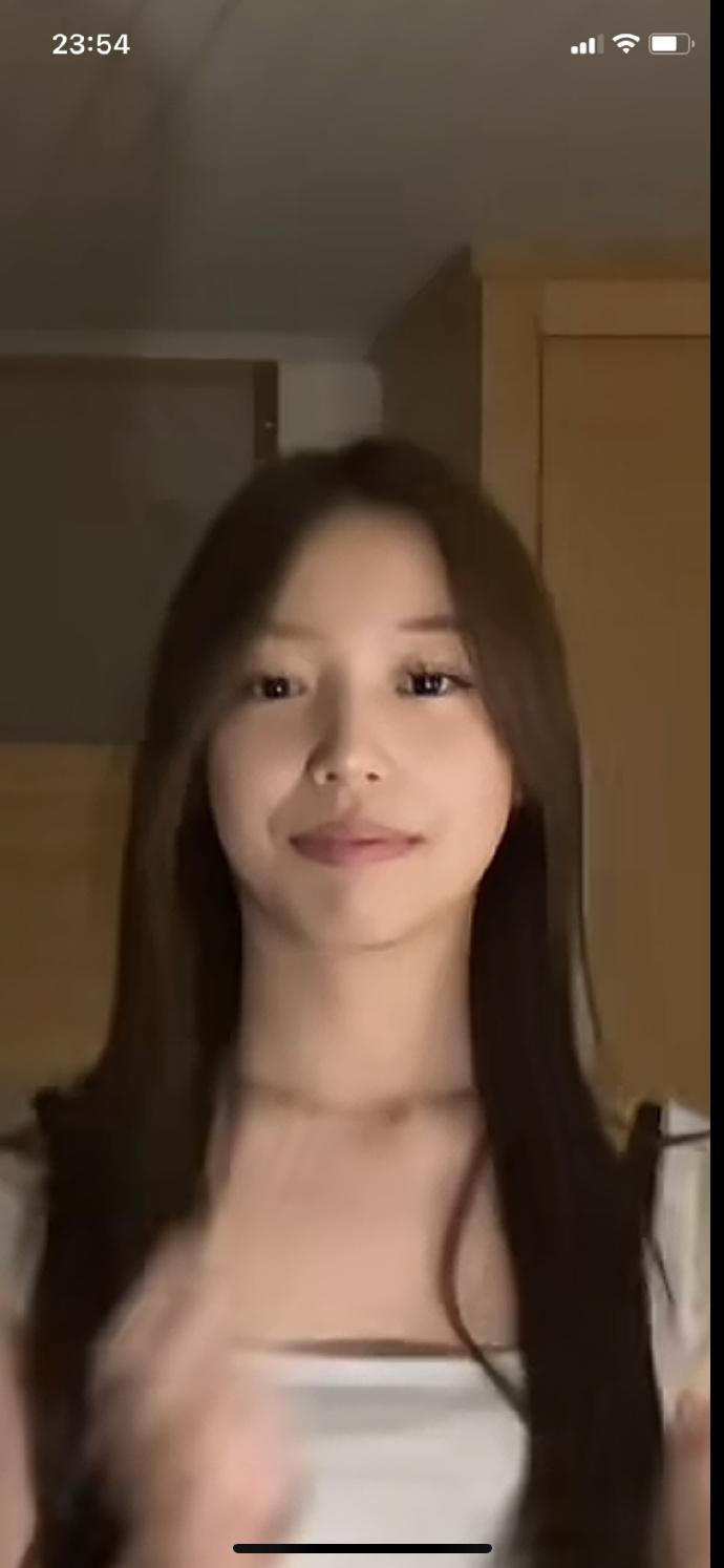 大家都凑在四月脸上瞅她妈妈的基因，我也跟着看。刚开始觉得好像瞅着点她妈的影子，后