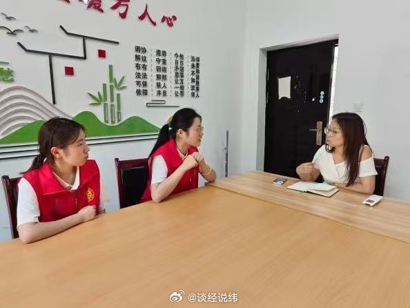 夏风送书香暑期社会实践三下乡调研走访 【当银发遇见童心——我们在府东社区，听见爱