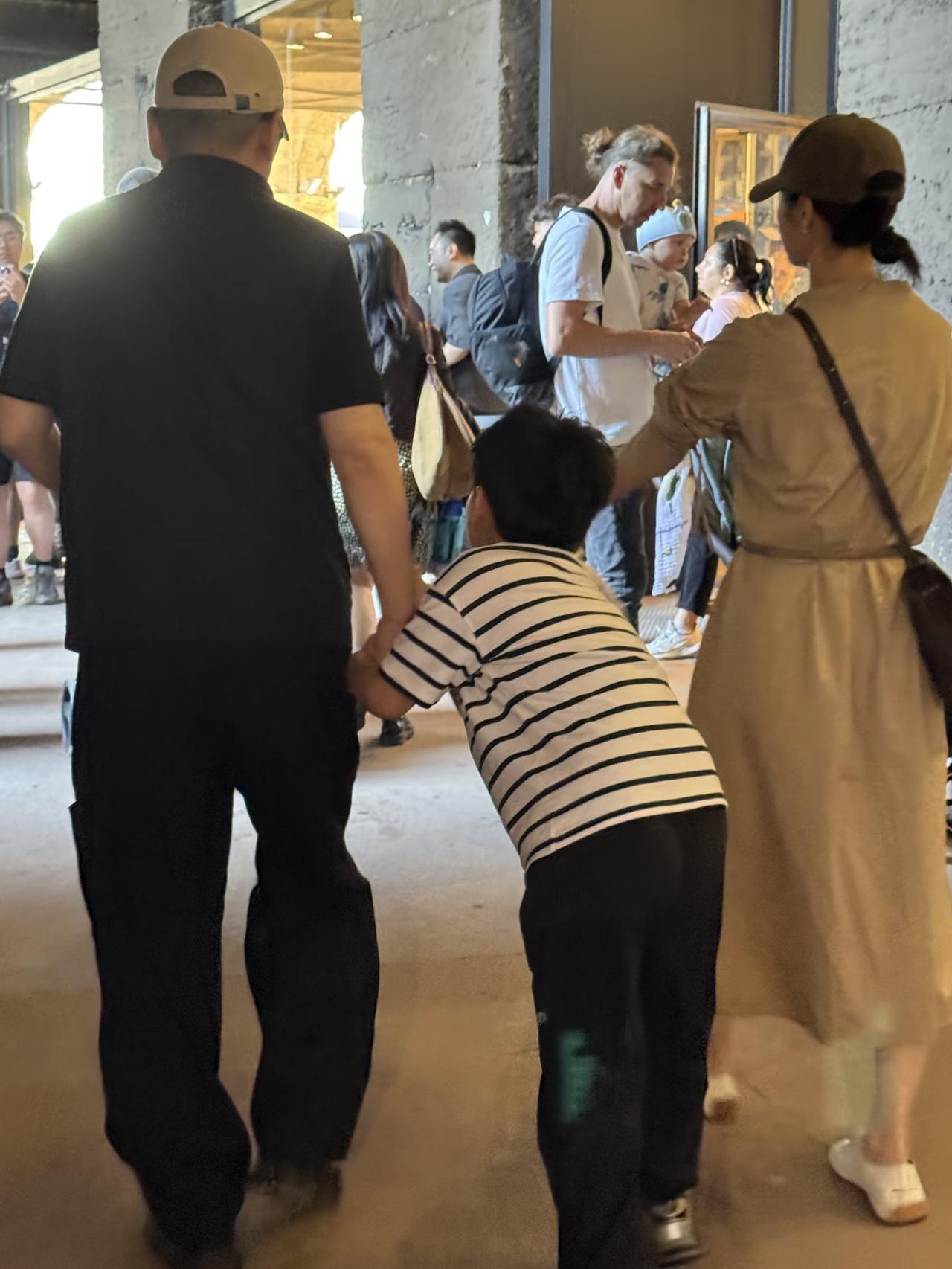 陈建斌和蒋勤勤带8岁小儿子现身罗马斗兽场游玩，夫妻俩打扮低调。陈建斌一直牵着儿子