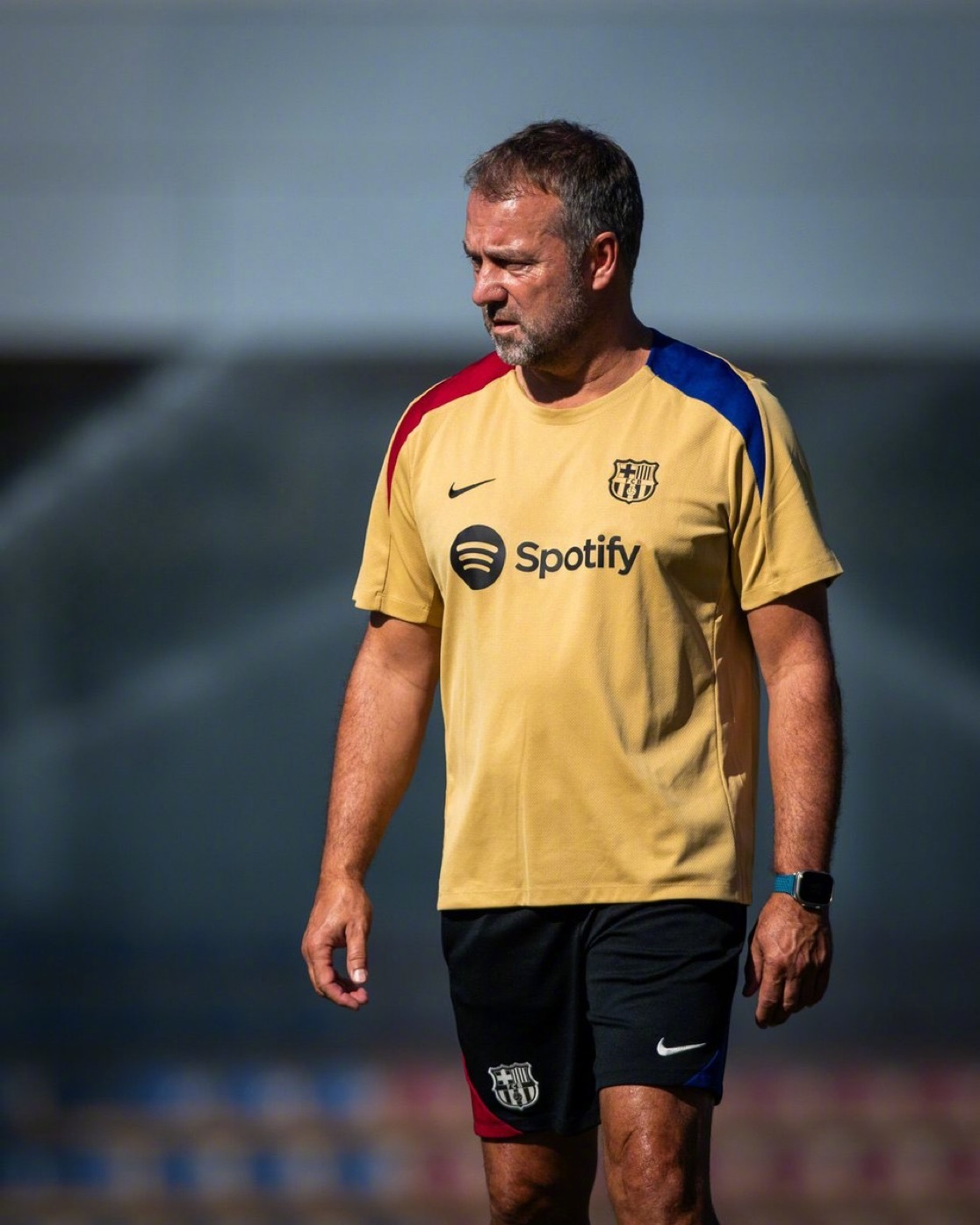 汉斯·弗利克非常重视纪律。上周有球员训练迟到，弗利克当着其队友的面警告了他。#巴