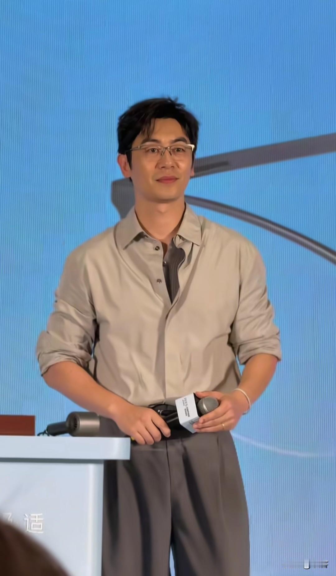 朱亚文现身河北省会石家庄！
今天朱亚文去石家庄万象城参加某眼镜品牌活动，42岁的