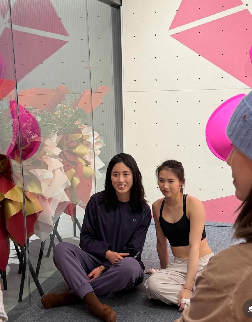 跳水冠军玩攀岩，陈芋汐这波跨界太飒了✨
 
原来跳水台之外，乐乐陈芋汐在攀岩墙也