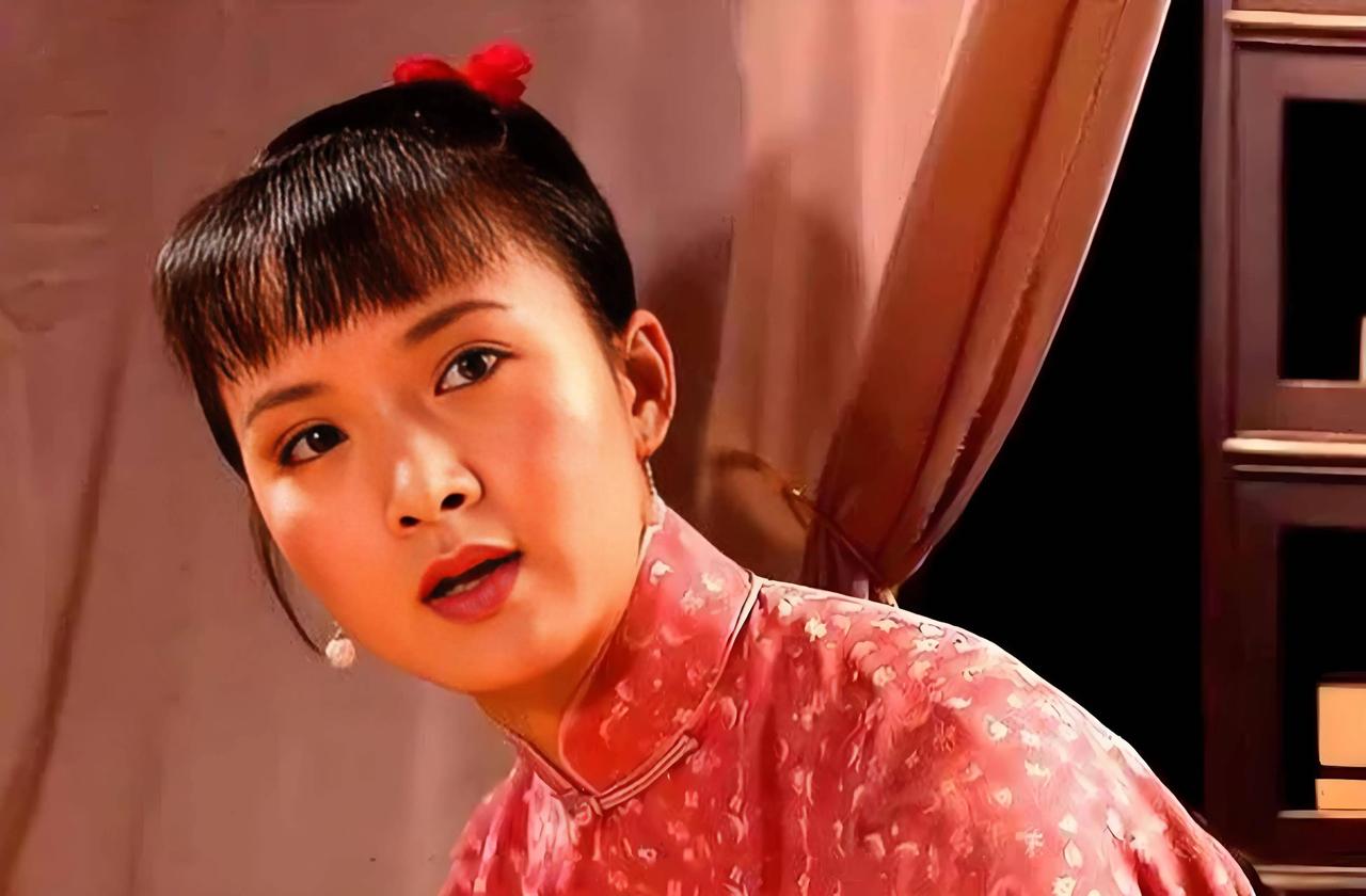 吃里扒外！定居美国13年，回国想捞金却被观众轰下台，53岁活成了一个笑话。

1