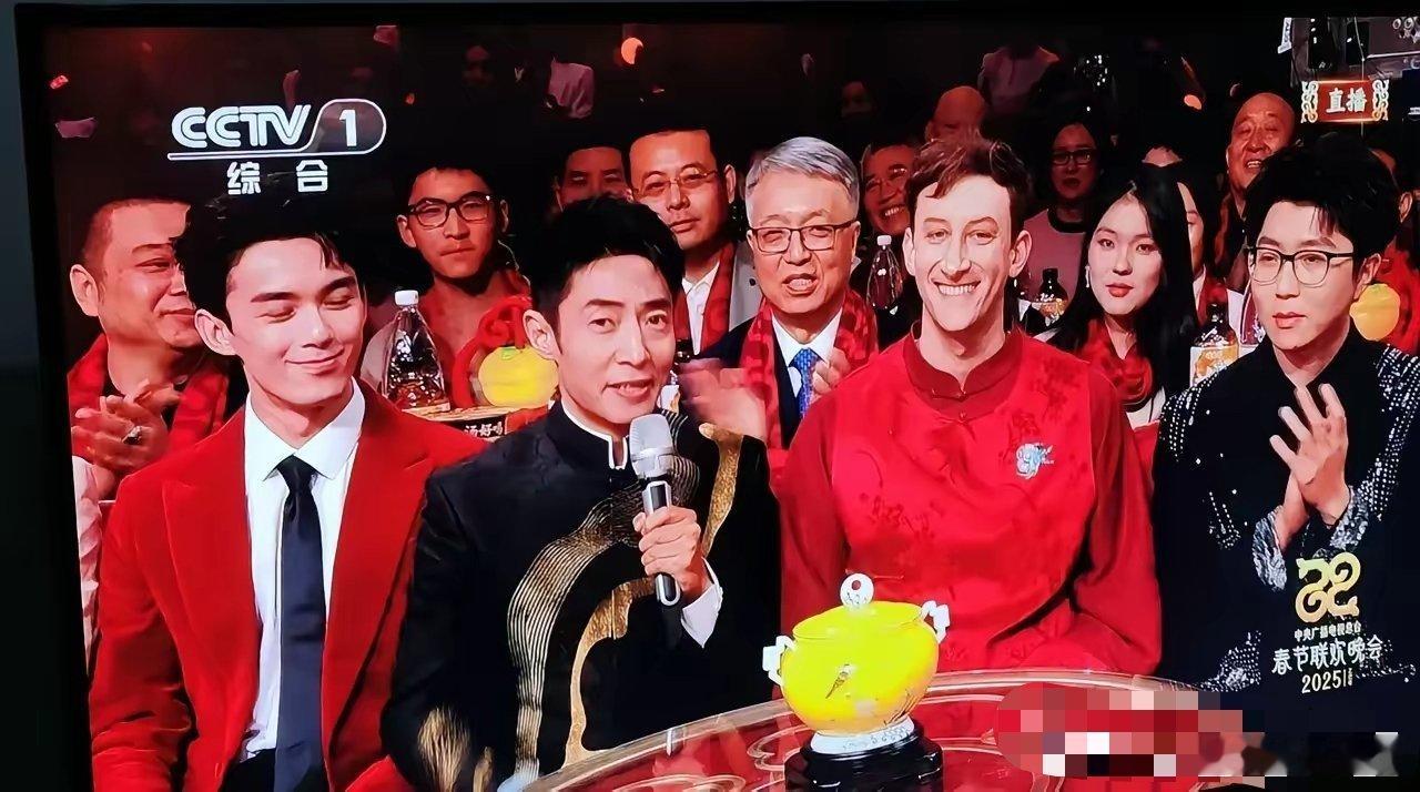美国小伙埃文·凯尔在2025年蛇年春晚上获得了三分钟的个人采访时间，这是春晚历史