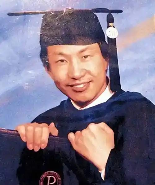 2006年，华裔核物理博士蒋国兵移民加拿大后，为了生存下去，放下了天之骄子的身段