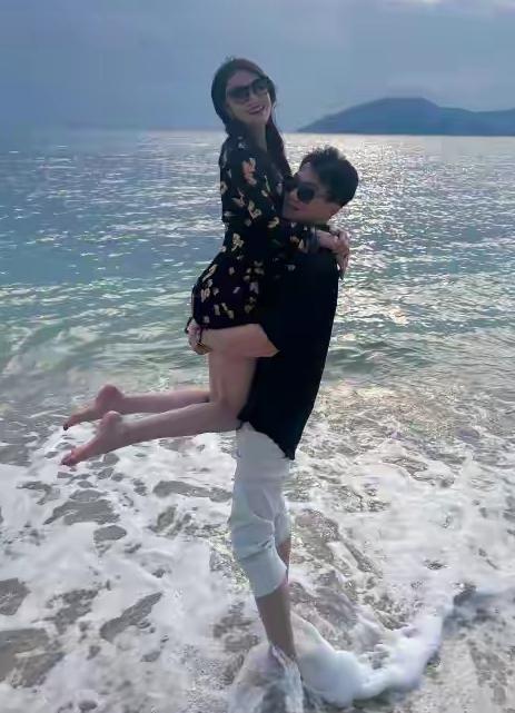 张馨予 何捷是不会离婚的
我相信爱情