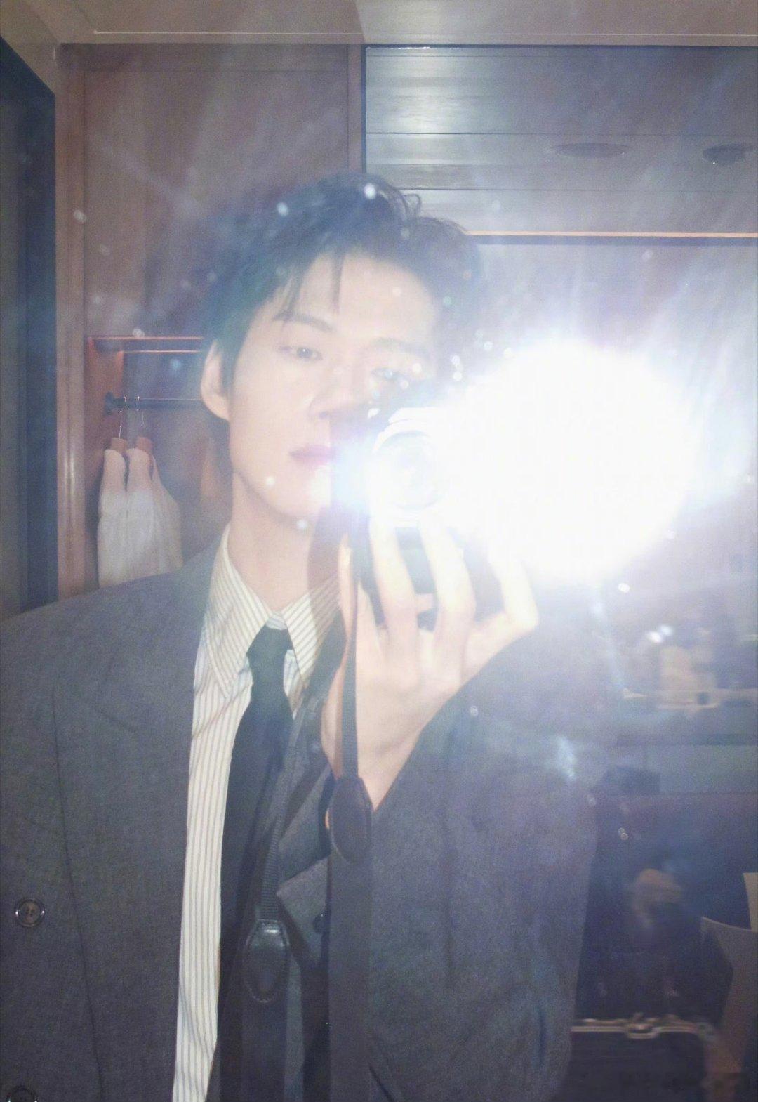 魏大勋 美貌在发光 他好像掌握了闪光灯的密码！暖光打在鼻梁上，连鼻尖都泛着细碎的