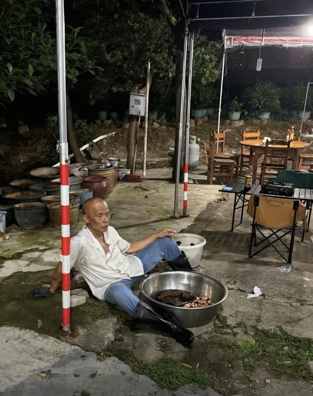 广东顺德这家鸡煲店，
是全网最不想火的店，
有时候爆红对普通人来说，
未必是一件