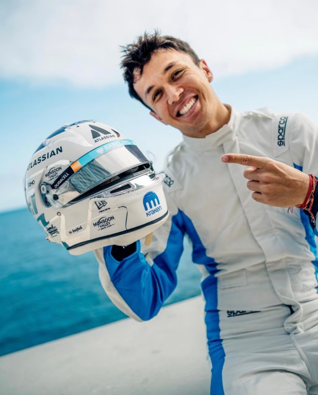 阿尔本的新头盔涂装！好好看啊！完全审美在线！！f1卷妹的唠嗑