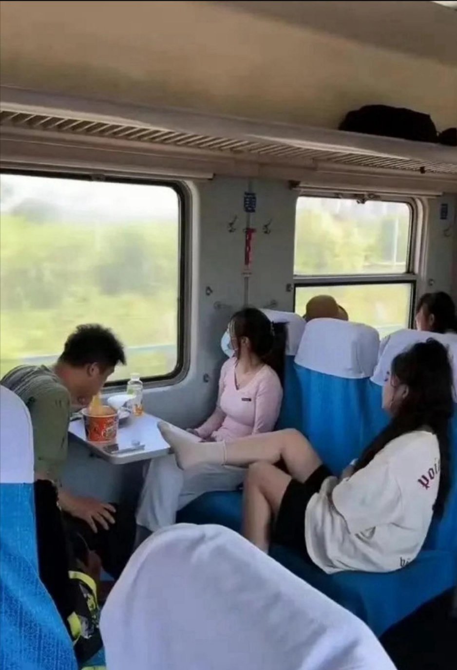 这男的居然还能吃得下这泡面…我也是服了 ​​​