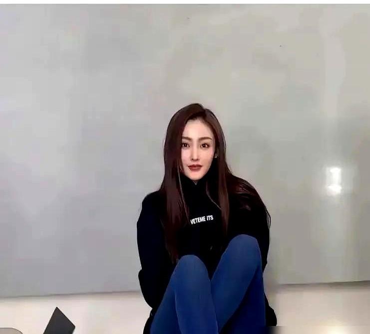 三十八元一斤的鸡爪，前电视小生蔡淇俊在佛山卖火了。

他当年揣着五十万离职，开店