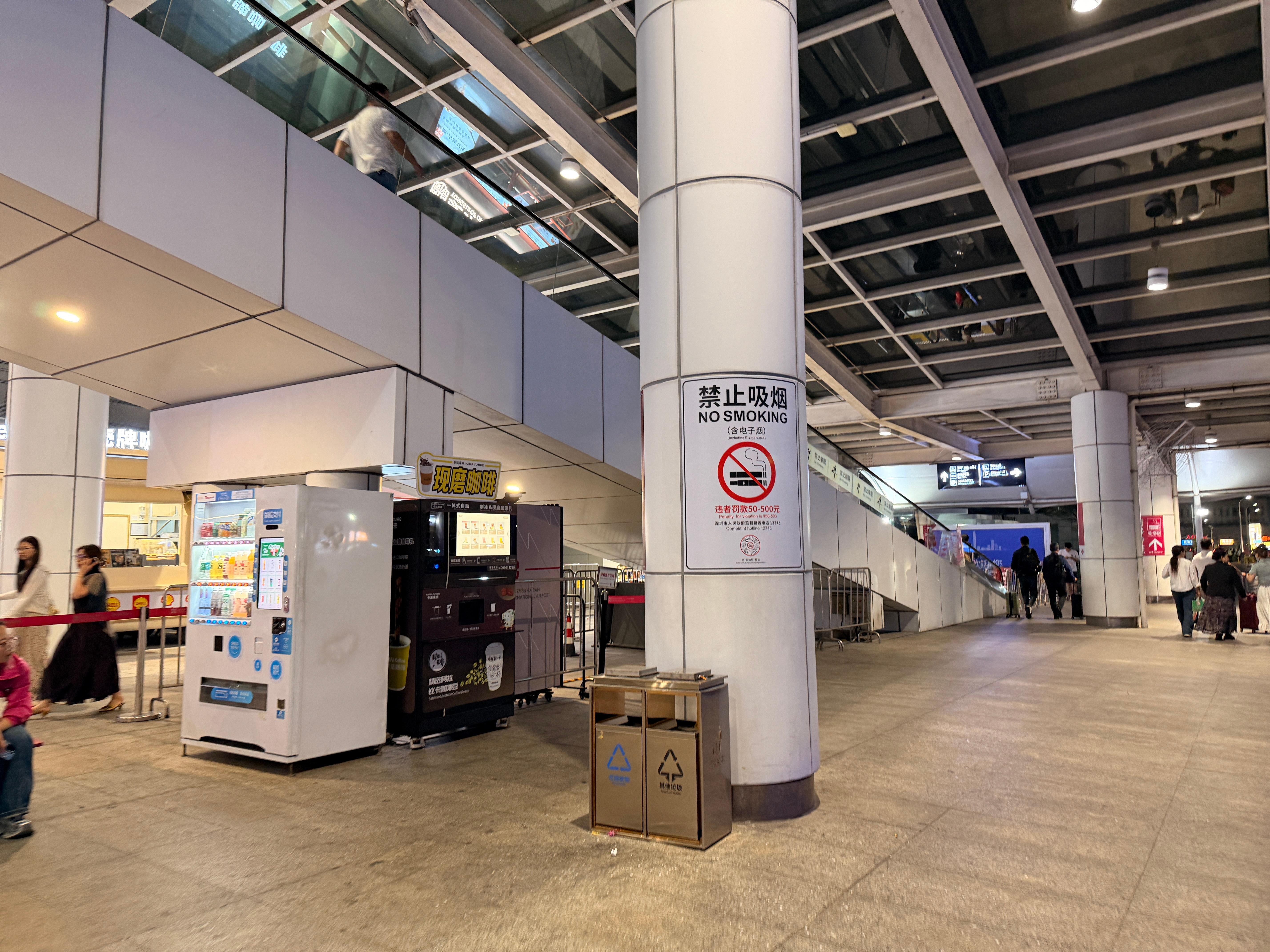 深圳禁烟的力度到底有多大？刚从北京落地深圳。在机场出口处，到处都在张贴着「禁止吸