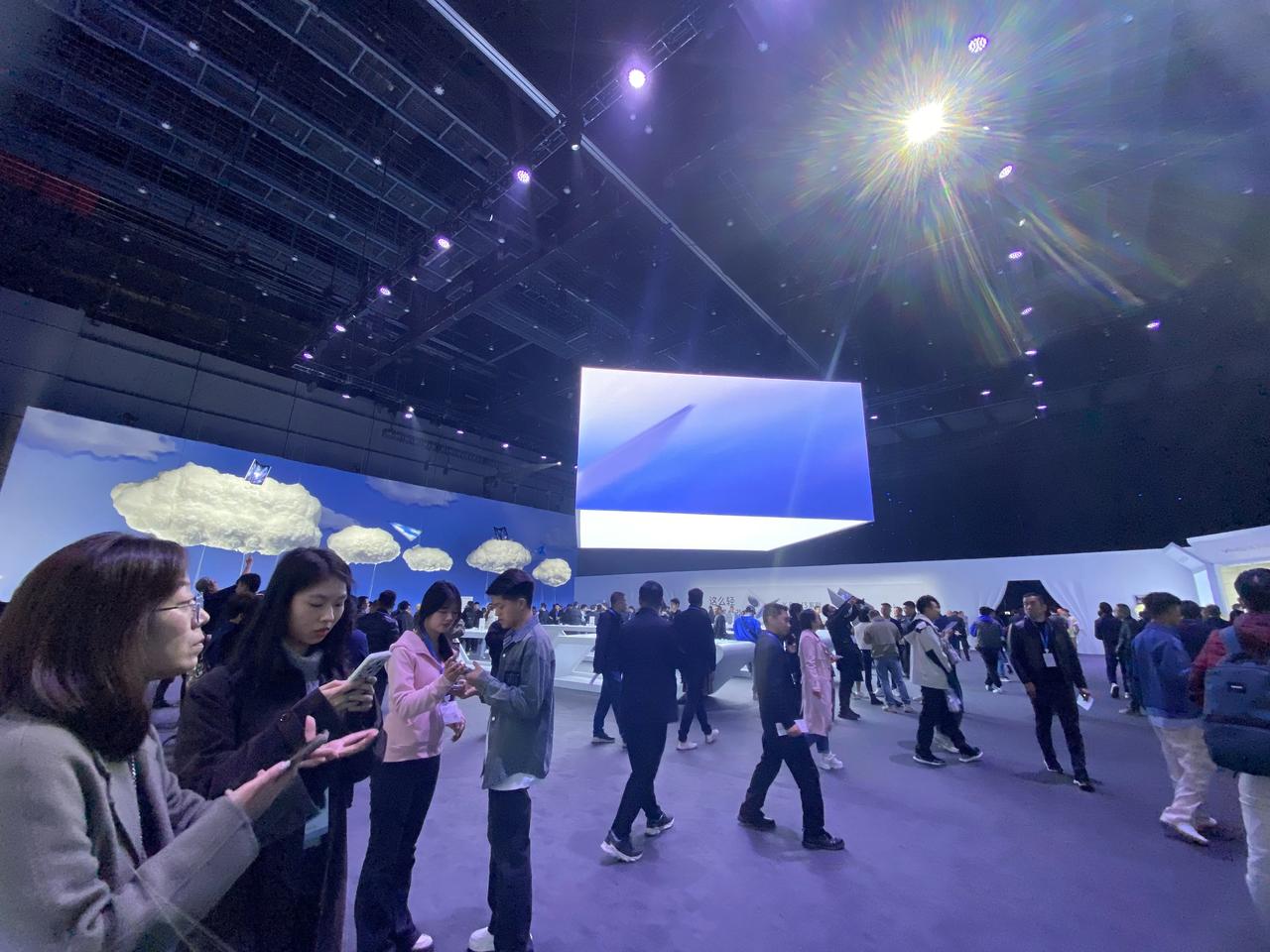 vivo X Fold3，来了，我同事去了上海博览中心 发布会，你敢相信，这会场