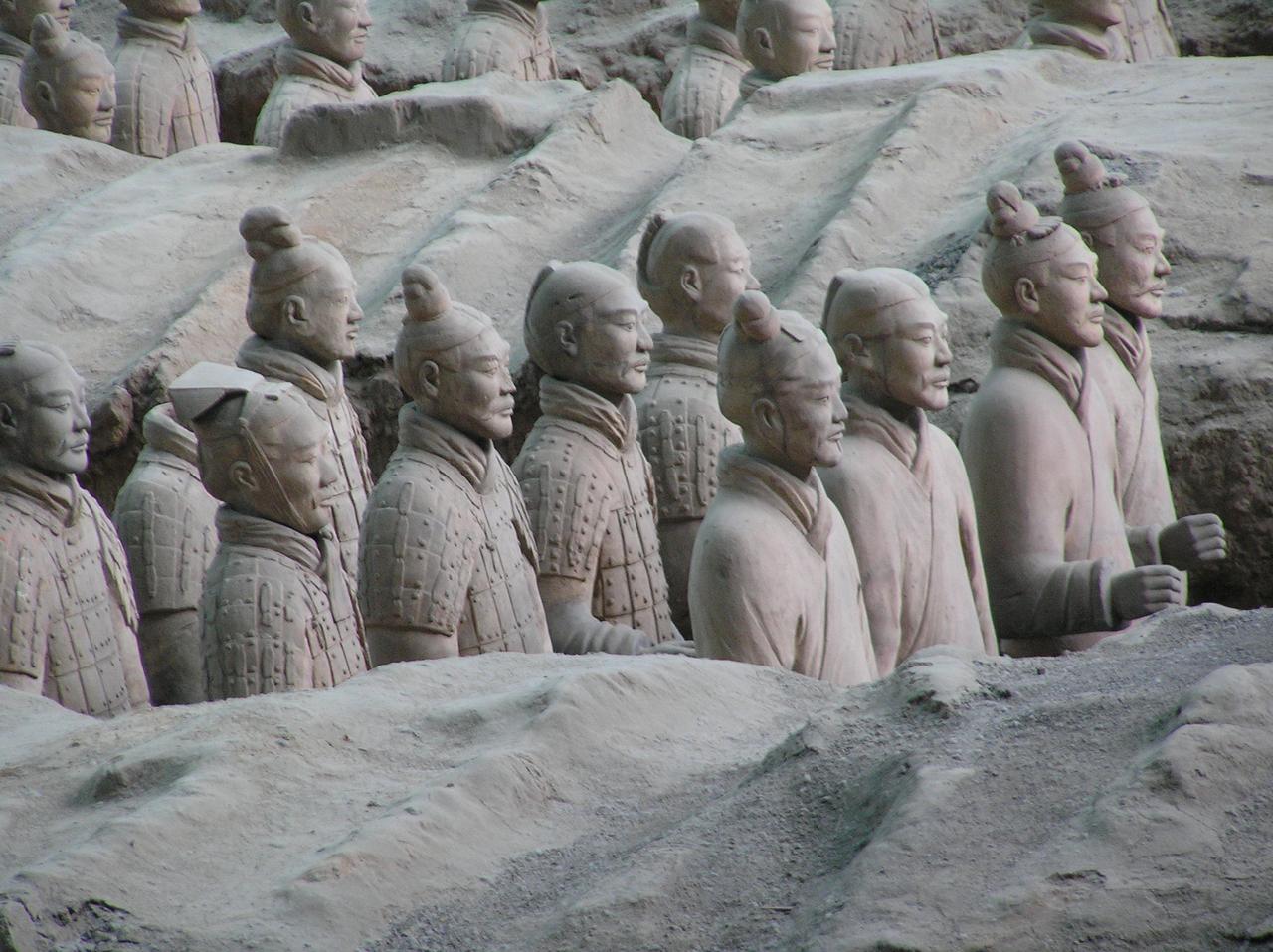 很多人一讲兵马俑，就是阴兵借道、外星人超导，越说越玄。可只要你认真看过坑里挖出来