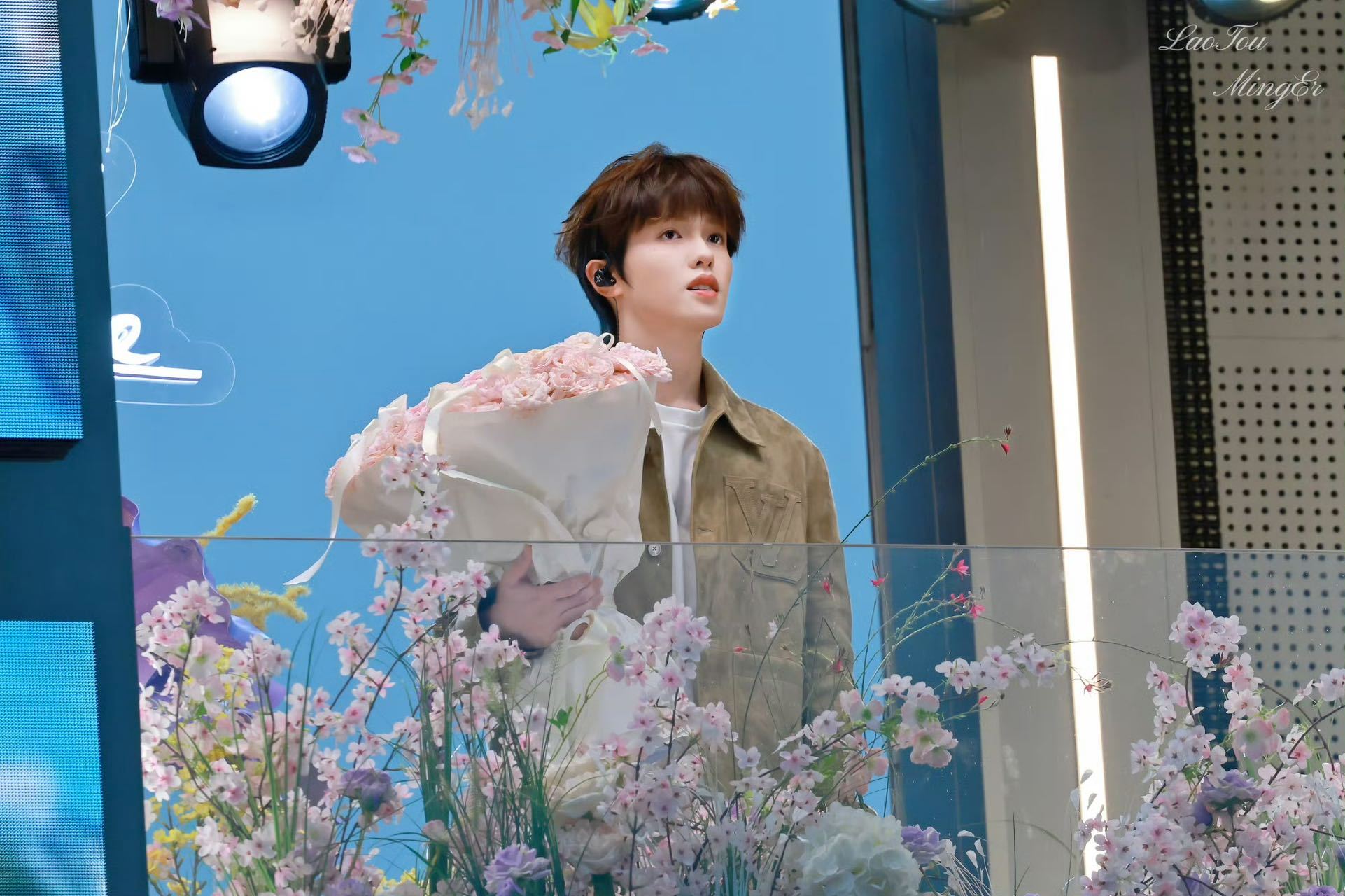 李昊29岁生日现身杭州西子廊桥 简直是浪漫主义本身，为了见粉丝特意来到粉丝应援大