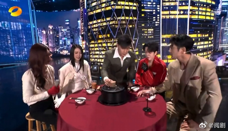 沈梦辰给薛凯琪披外套谁懂啊内娱女生的情谊太好磕了！薛凯琪在台上冷得直哆嗦，沈梦辰