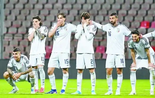 讲真，我觉得意甲必须上四个本土这个政策是可以的首先，“大名单里的本土青训名额”和