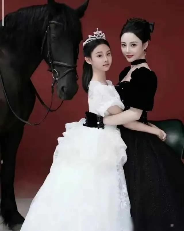 甜馨终于迎来了她的美丽逆袭，女大十八变，曾经的丑小鸭如今已化身为优雅的美天鹅。如