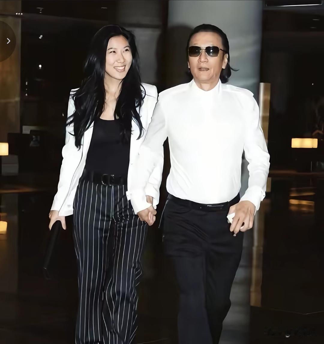 谢贤前女友coco颜值被高估了，典型的河南人长相。眼尾上提像吊梢颜，她年轻时身材