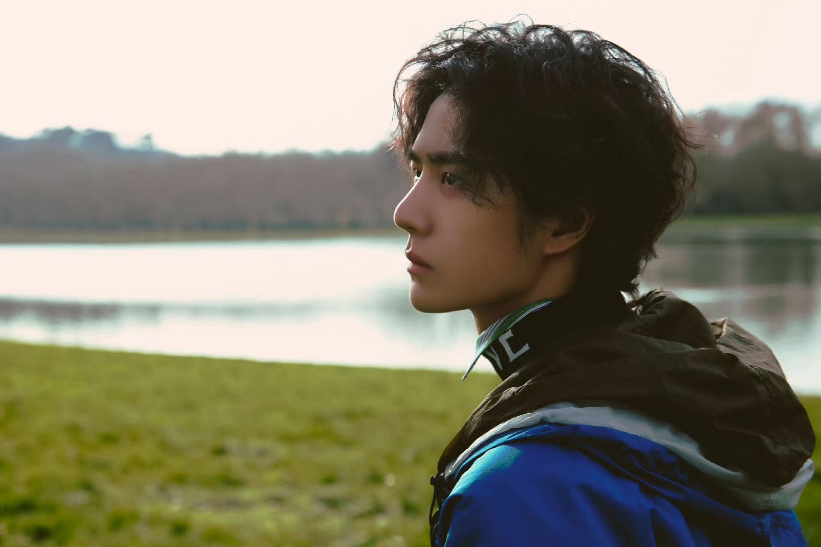 王一博与风同坐 王一博待会儿见王一博巴黎时装周出图，湖光掠影与风同坐，待会儿见！