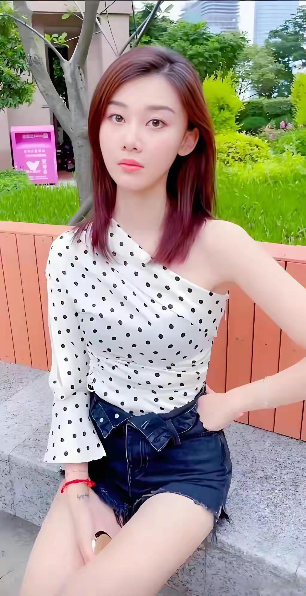 180青岛模特张芮儿高颜值