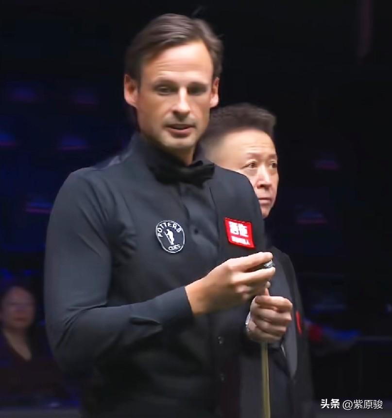 吉尔伯特、周跃龙率先晋级中国公开赛8强。吴宜泽2-6惨败给吉尔伯特，刘宏宇4-6
