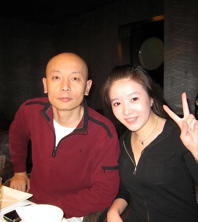 多年前，葛优将一张存有350万的存折藏在了床底下，不曾想被妻子拿走。葛优知道后气