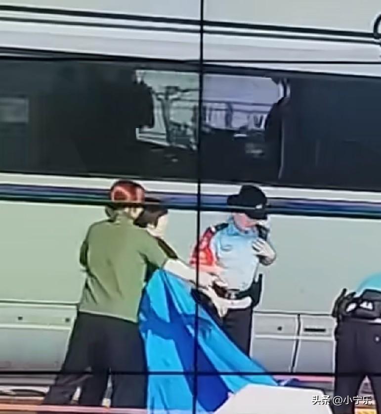 近日，河南安阳东站，孕妇下高铁后出现临产迹象，铁路民警火速前往现场。由于情况突然