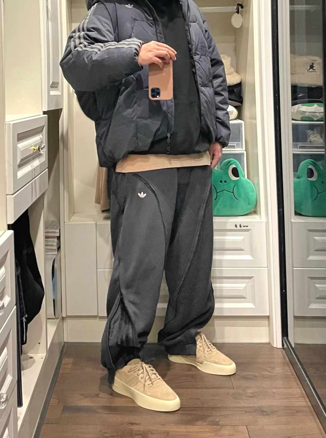 炭黑色系｜羽绒服穿搭