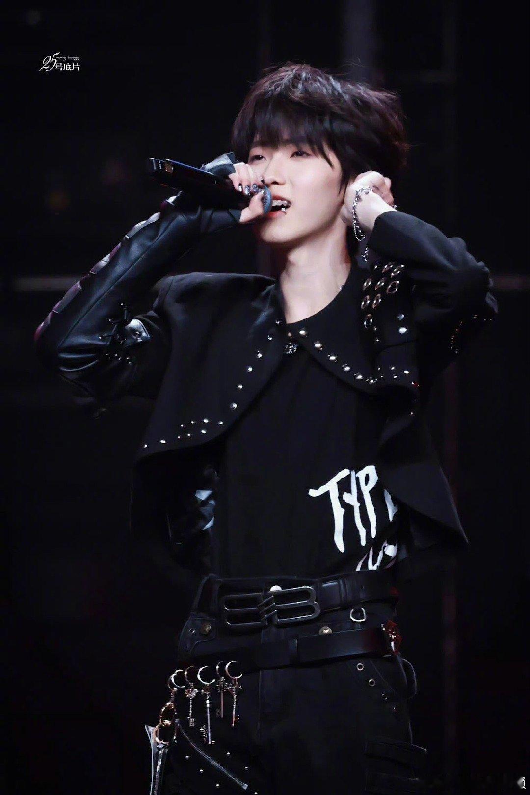 左奇函清爽少年气哇哦🥳左奇函身上满满的清爽少年气！