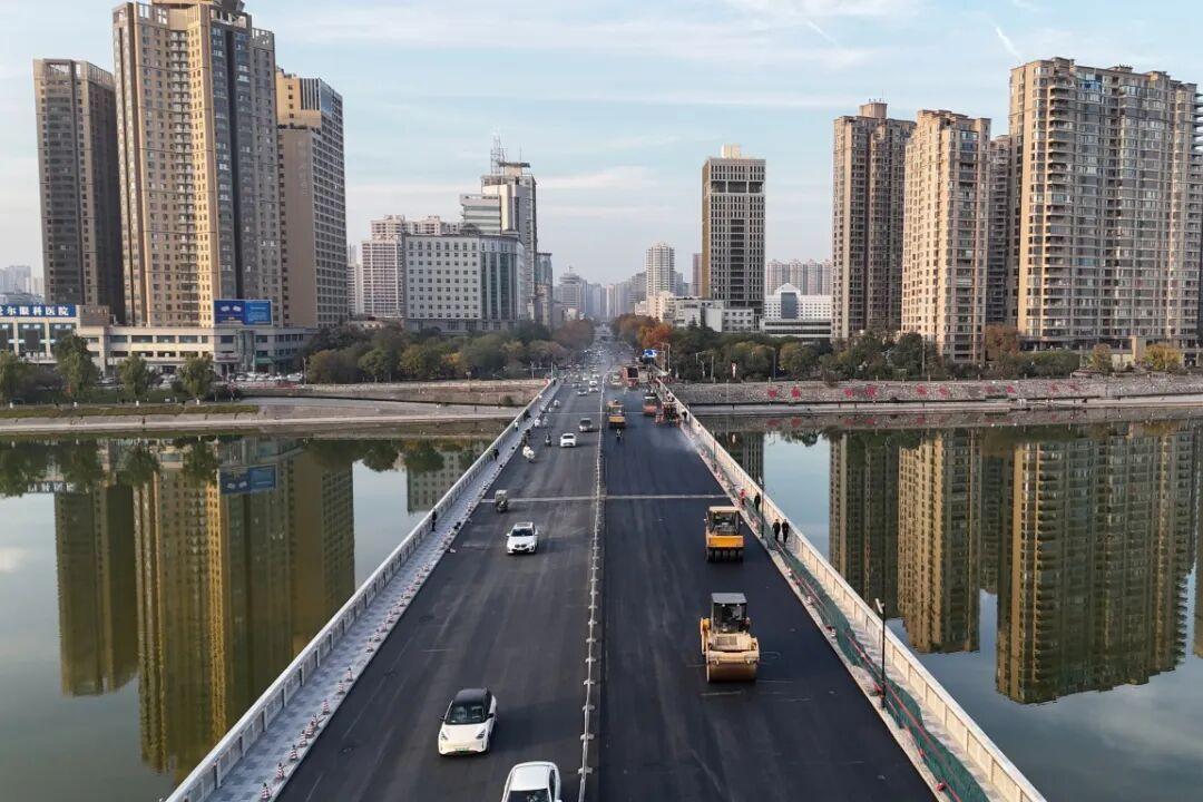 日前，备受瞩目的咸阳市秦皇路（陈梁路—渭阳路）提升改造工程迎来关键节点——“咸阳