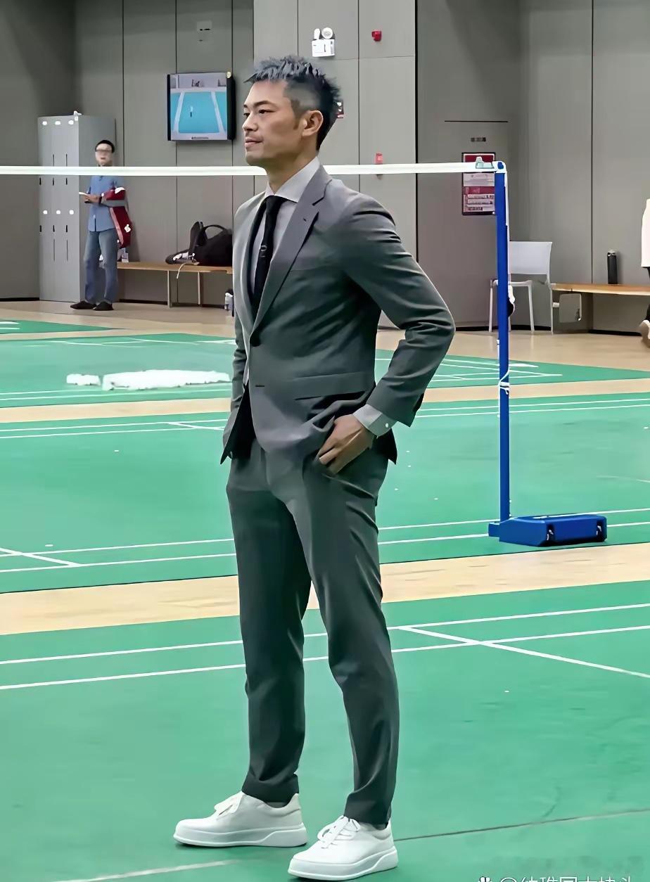 林丹，现在成了潮男，看着好帅，说真的他一个人的时候状态明显好过跟着他老婆一起的时