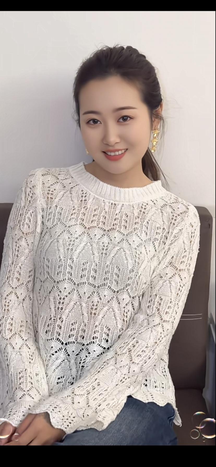 温柔优雅的白色蕾丝毛衣，搭配金色耳环，尽显甜美气质！