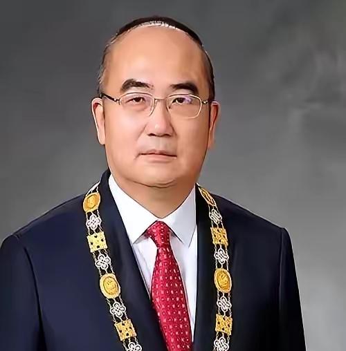 谁能想到，当年那个撑起武汉金银潭医院的院长张定宇，拖着一瘸一拐的身体在抗疫一线拼