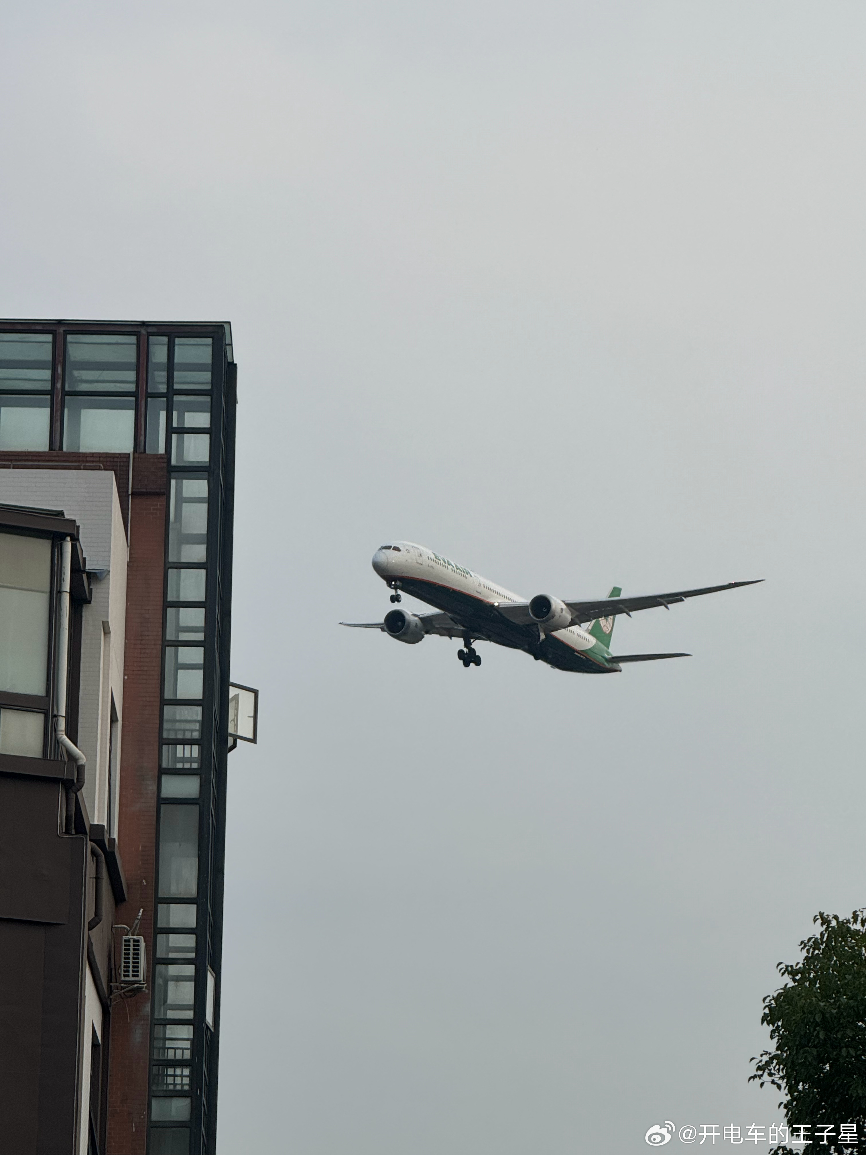 我和汽车的日常大v聊车 睡前在放个瓜吧 今天太累了聪明的车企今年已经开始整合投放