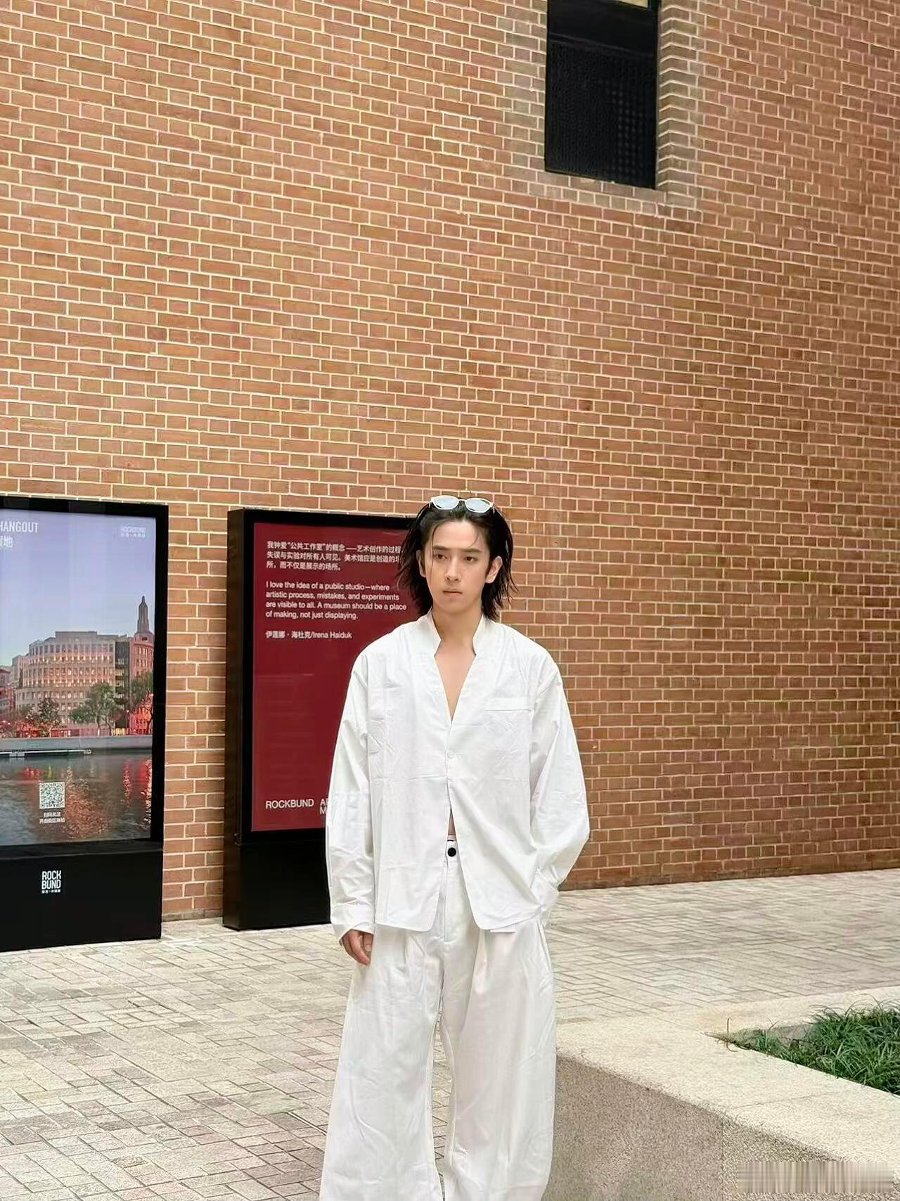 陈若轩天黑真不睡觉披哥一公的高光来之不易，陈若轩从零开始啃唱跳，深夜独自加练熬到