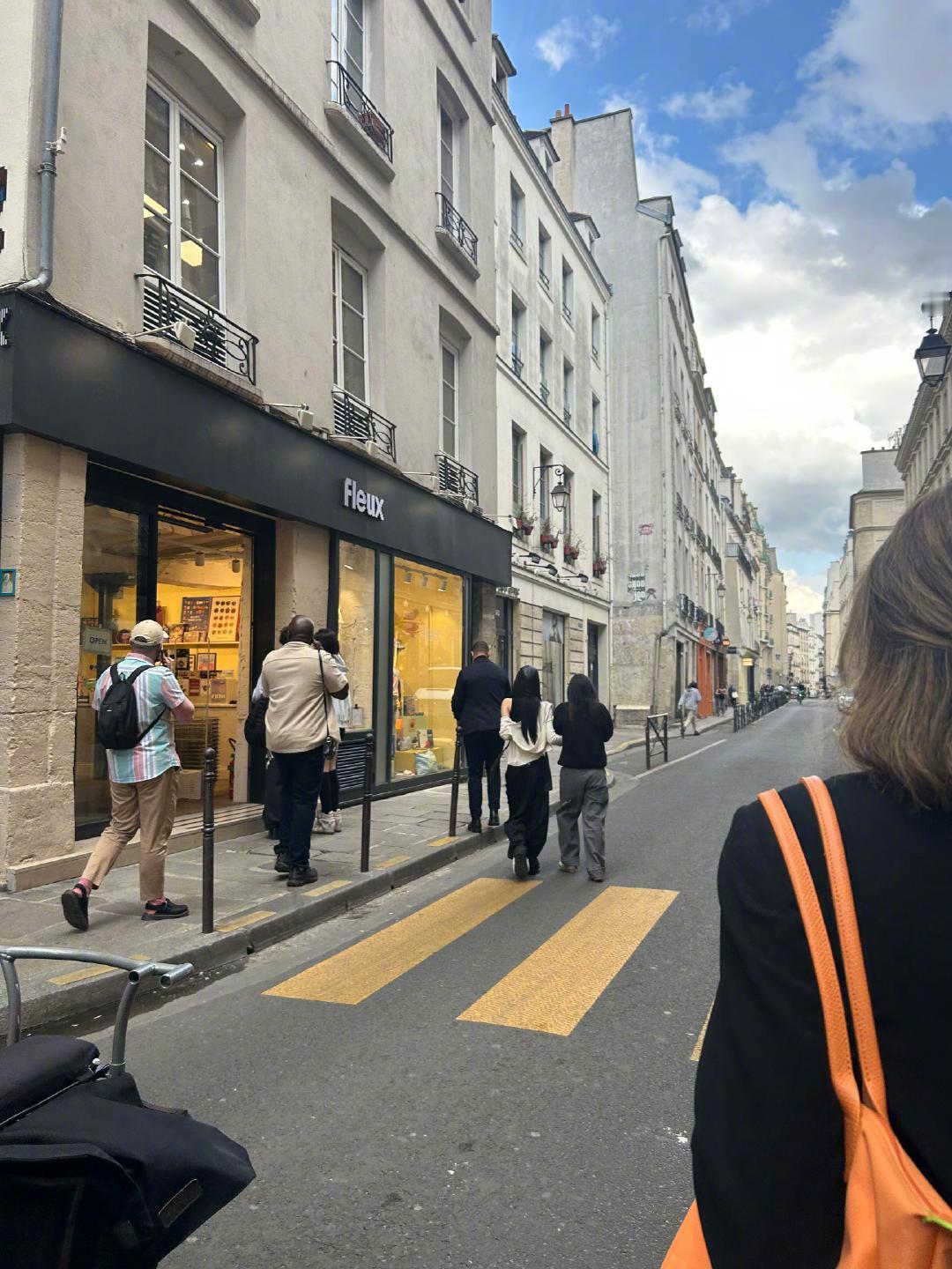 网友巴黎街头偶遇jennie 网友在巴黎街头偶遇jennie，因为没有正脸有些疑
