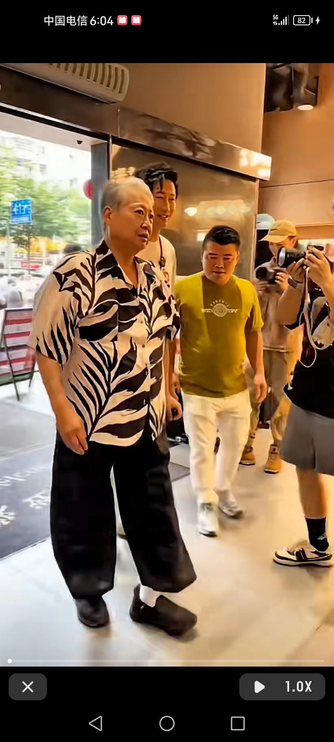 75岁的洪金宝携家人现身广东汕头，拄着拐杖也气场强大。白天他穿黑色中式褂子去吃鹅