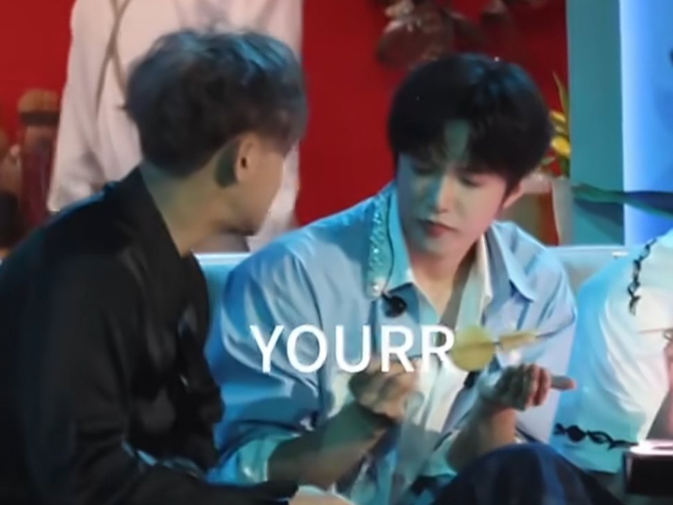 在刘耀文脸上看到了徐艺洋的表情黄子韬在刘耀文面前吃土豆掉了两次，刘耀文这表情幻视