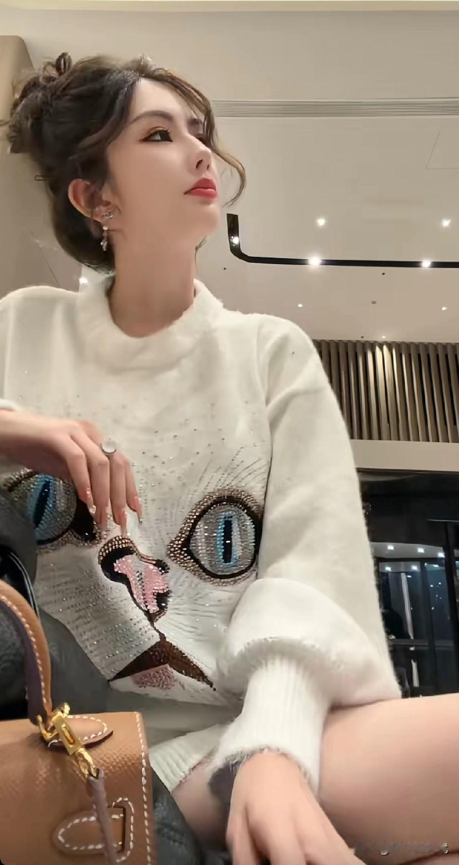 [看]借图打个招呼[看]  听说脱口秀很厉害  猫眼映秋光，美人倚窗坐。分享一下