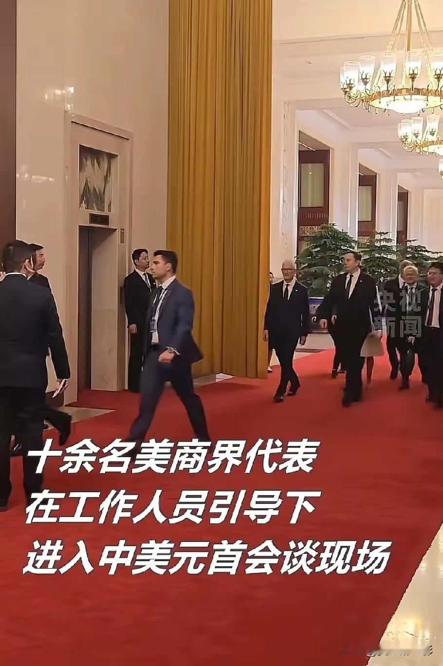 马斯克在进入会谈现场时，昂首挺胸，风度翩翩，和别的企业代表完全不一样，精神气质特