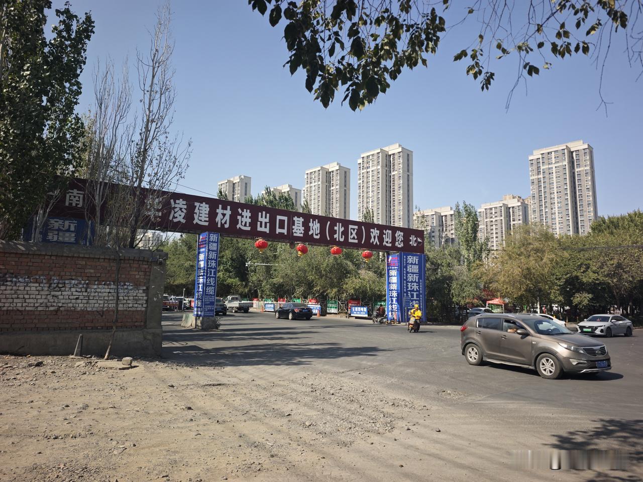 西北最大的建材市场，就是位于乌鲁木齐的新华凌市场，这几年房产盖房子的少了建材市场