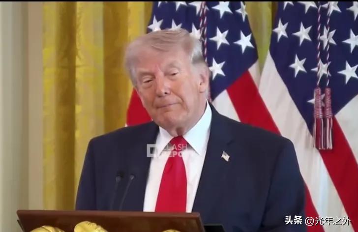 特朗普当众羞辱马克龙！拿夫人说事太没品，霸权嘴脸藏不住了
 
国际场合最没风度的