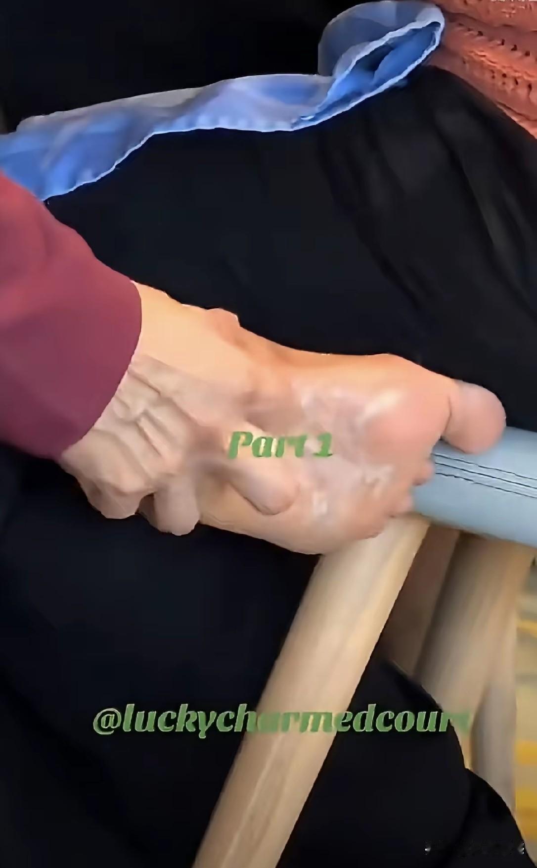 手的功能太多了，一会儿抠抠脚丫子，挠挠痒，一会又拿起美食，津津有味的吃起来，这个