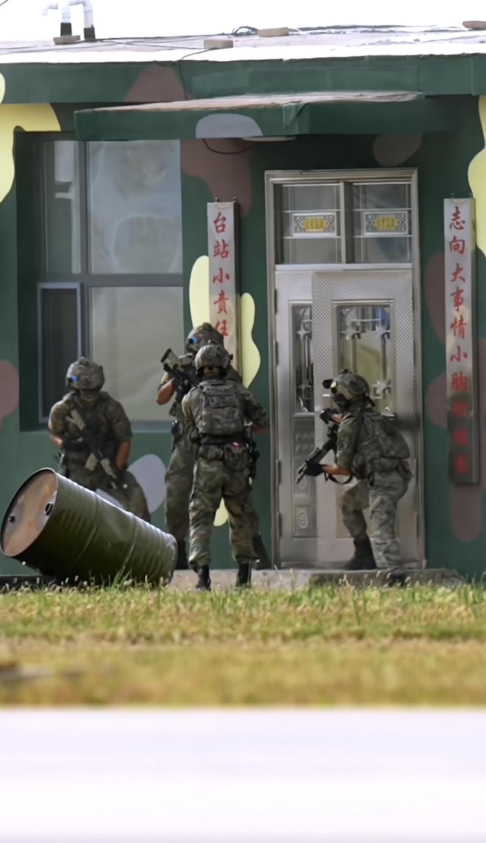 空降利刃！直击空降兵反恐演练硬核瞬间

在长春航空展的现场，一场紧张刺激的空降兵