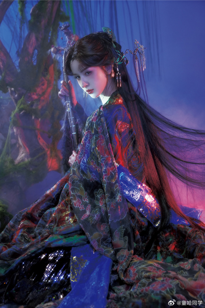谁把哈妮克孜头发挂树上了哈妮克孜东方诡美感低饱和朦胧松弛的镜头质感，把中式志怪独