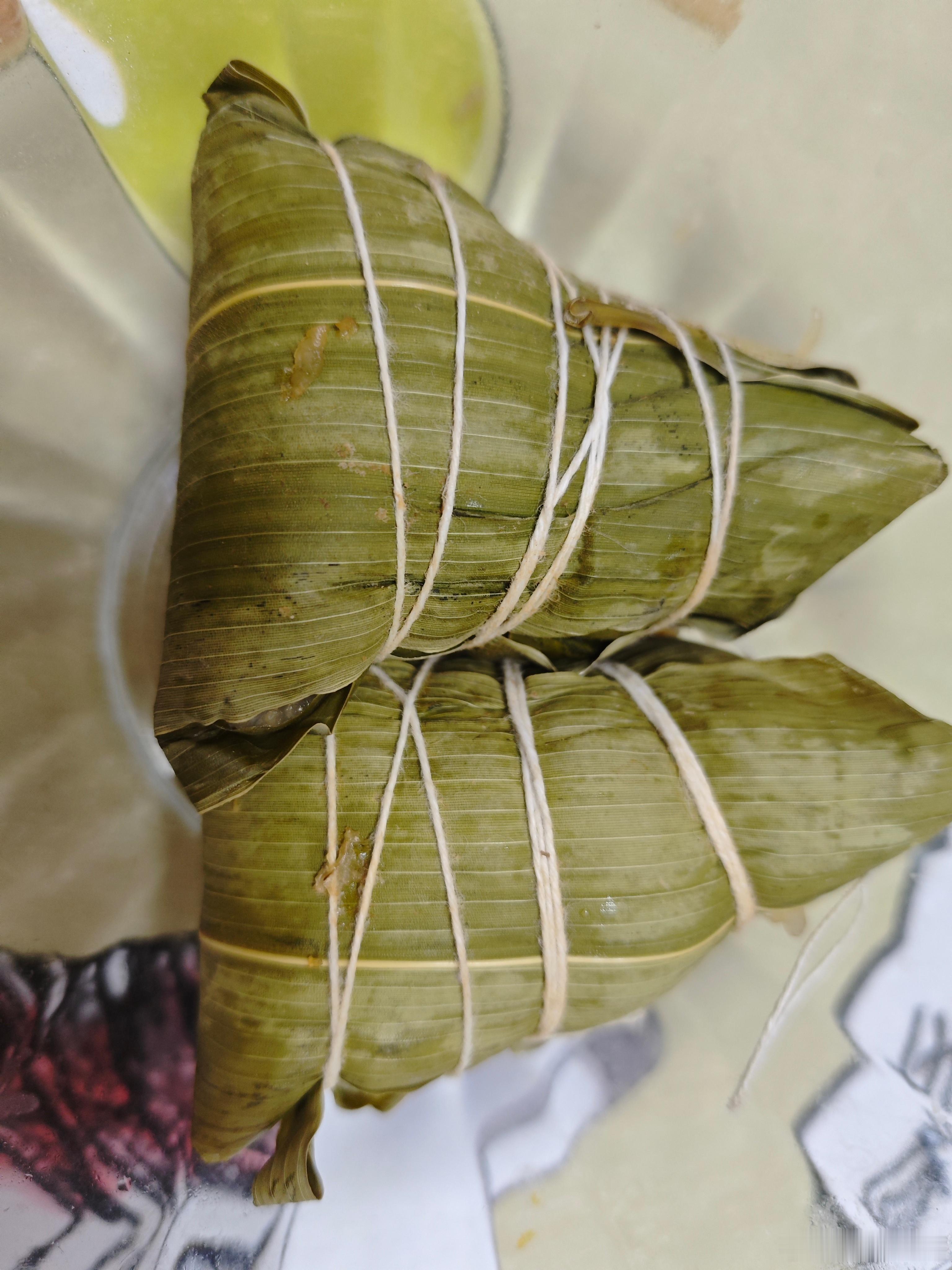 第一次包粽子，别看颜值，还好没漏米对着视频包了十分钟，也没学到别人的精髓。人家两