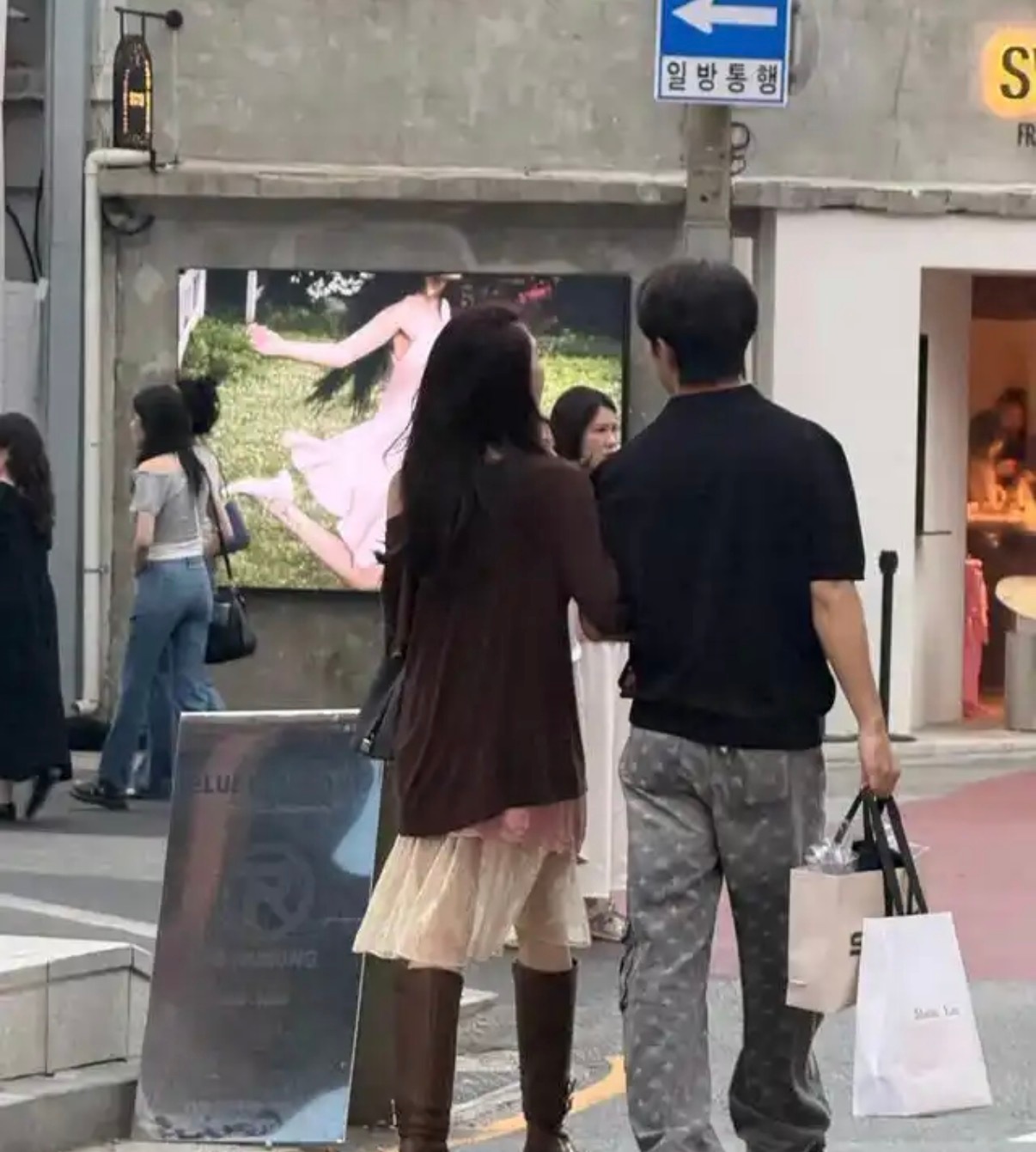 孙乐言奥斯卡韩国街头遭邂逅，节目落幕两载仍黏黏，情侣关系真实感十足啊 