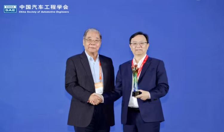 王传福透露，比亚迪员工总数突破102万人了，我知道很多人瞧不上比亚迪的工作，尤其